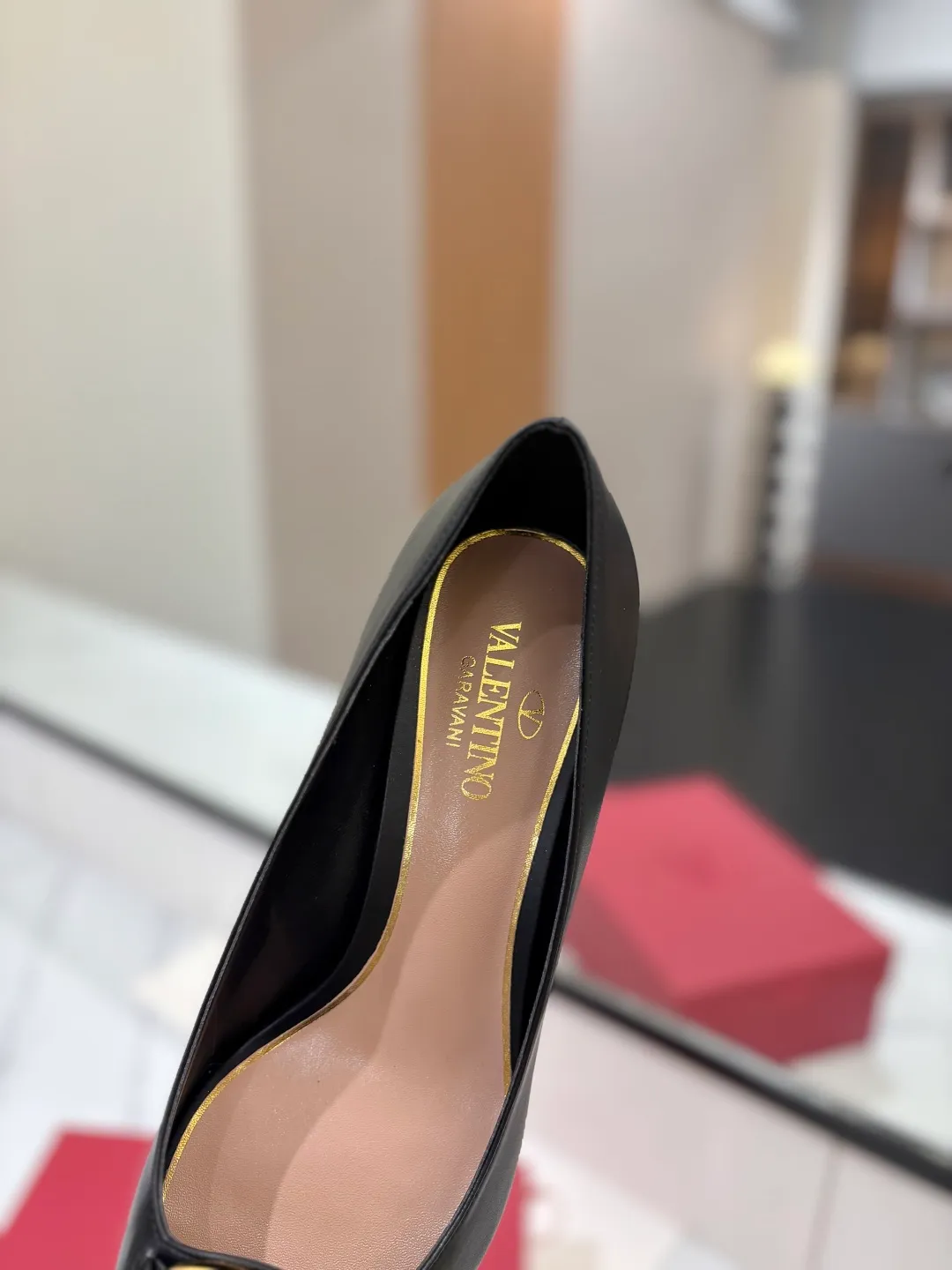 💕💕Factory direct selling price p520💕💕 VALENTINO’s hottest new high-heeled shoes, latest logo buckle, perfect combination with sexy pointed toe❤️‍🔥❤️‍🔥❤️‍🔥❤️‍🔥It is simply the pinnacle of summer fashion💖💖💖💖original replica Upper: patent leather, subleather Outsole: Italian leather outsole Heel height: 6.5cm Size: 35-39 (40 41 42 customized, non-refundable and non-exchangeable)
